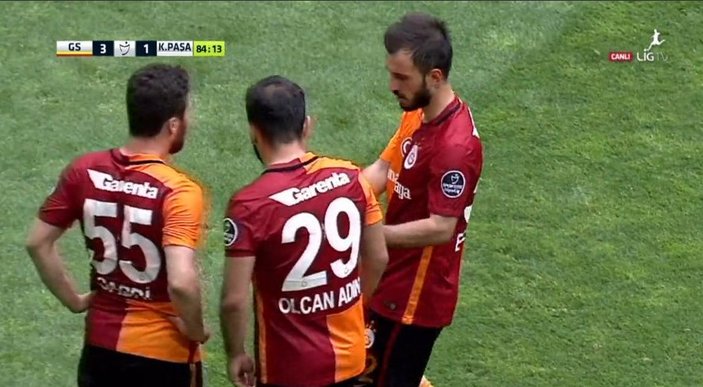 Sabri Sarıoğlu kaptanlığı kabul etmedi