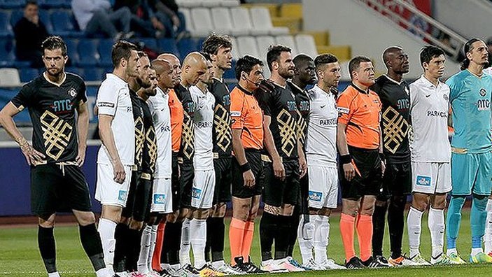 Eski Trabzonsporlu futbolcudan tek kişilik protesto