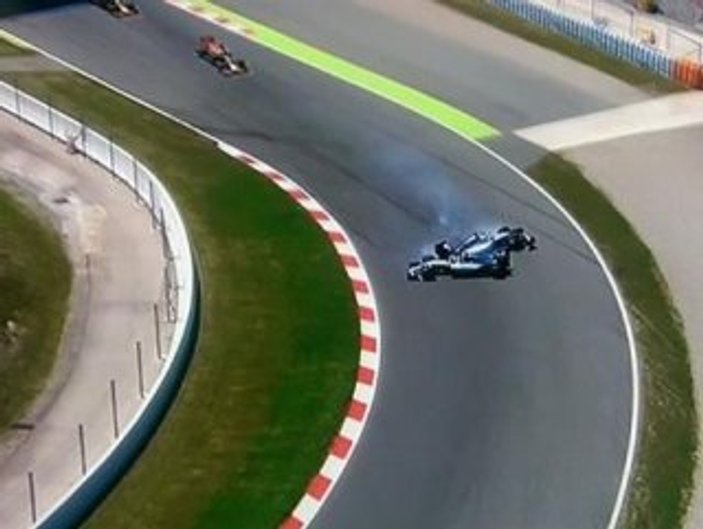 Formula 1'de Mercedes pilotları çarpıştı