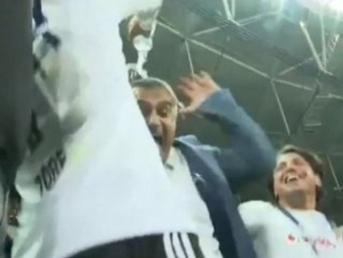 Gökhan Töre kutlamalarda Şenol Güneş'ı ıslattı