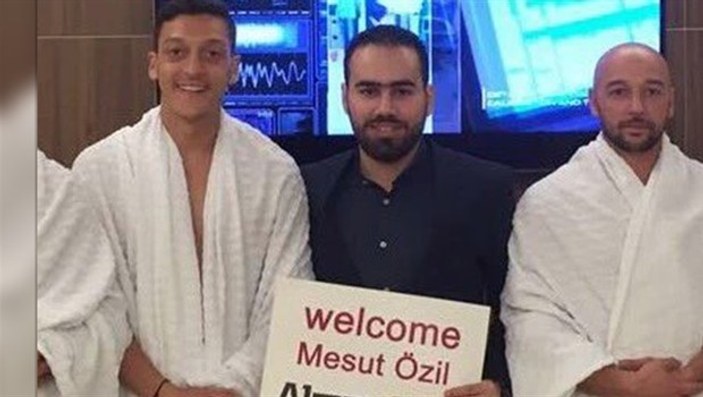 Mesut Özil Umre'ye gitti