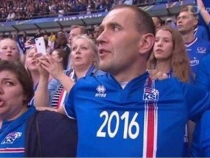 İzlanda Cumhurbaşkanı taraftarlarla maç izledi