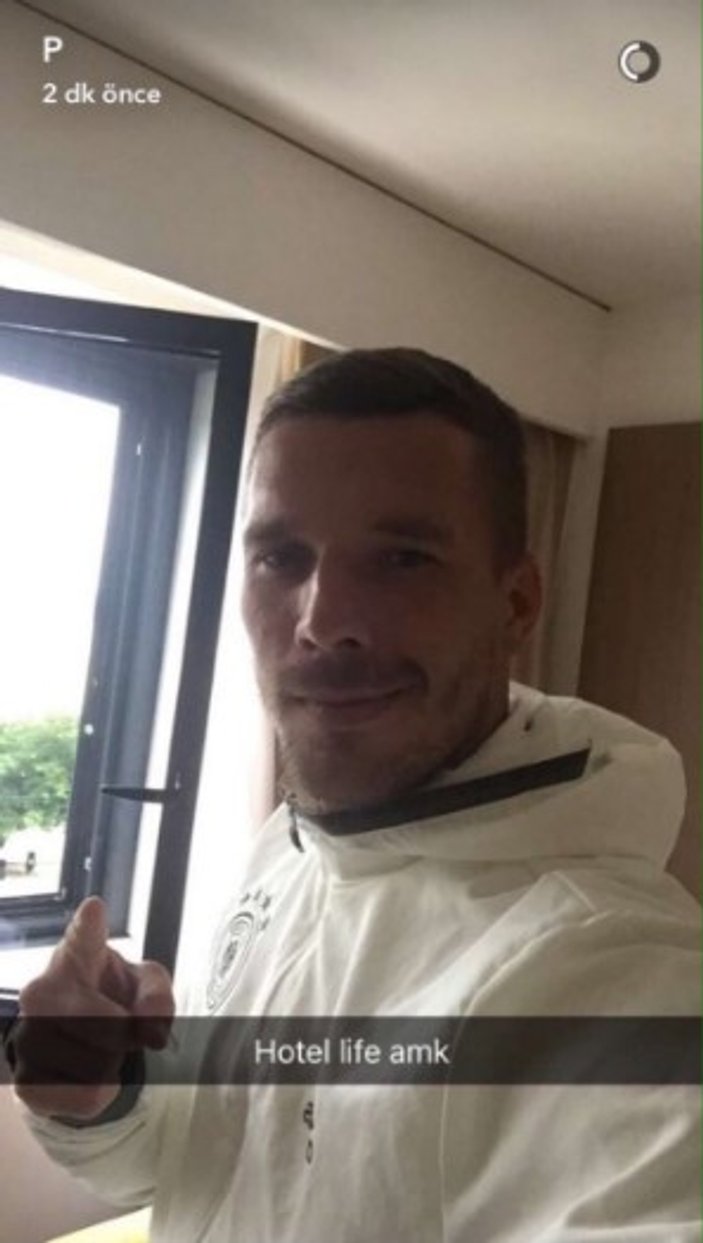 Podolski'nin küfürlü paylaşımları güldürdü