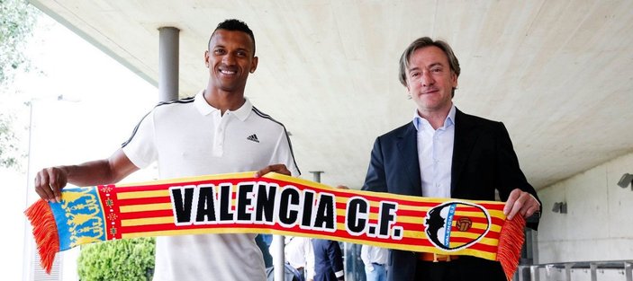 Luis Nani Valencia'ya imza attı