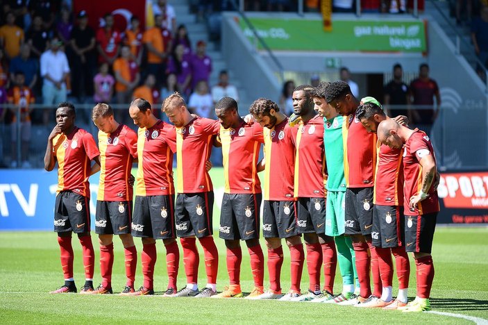 Galatasaraylı futbolculardan maç öncesi saygı duruşu