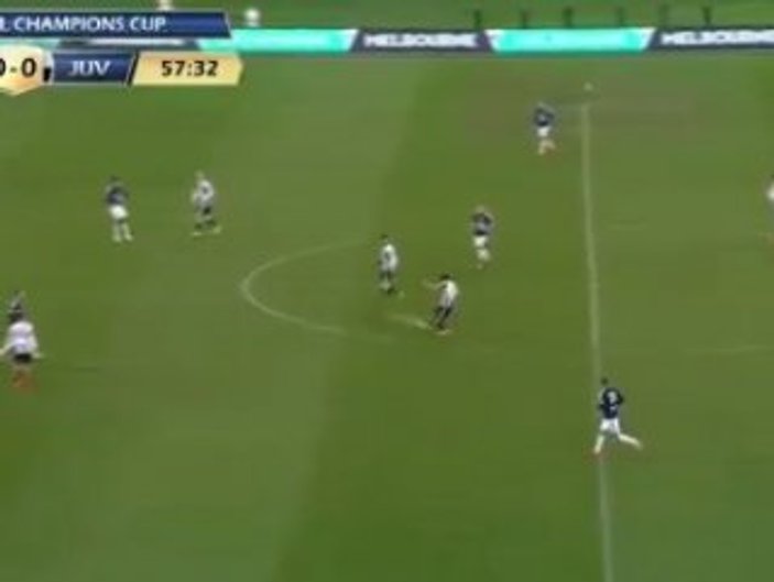 Juventuslu Moreno orta sahadan kaleciyi avladı - İZLE