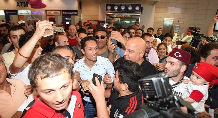 Beşiktaş Adriano'yu KAP'a bildirdi