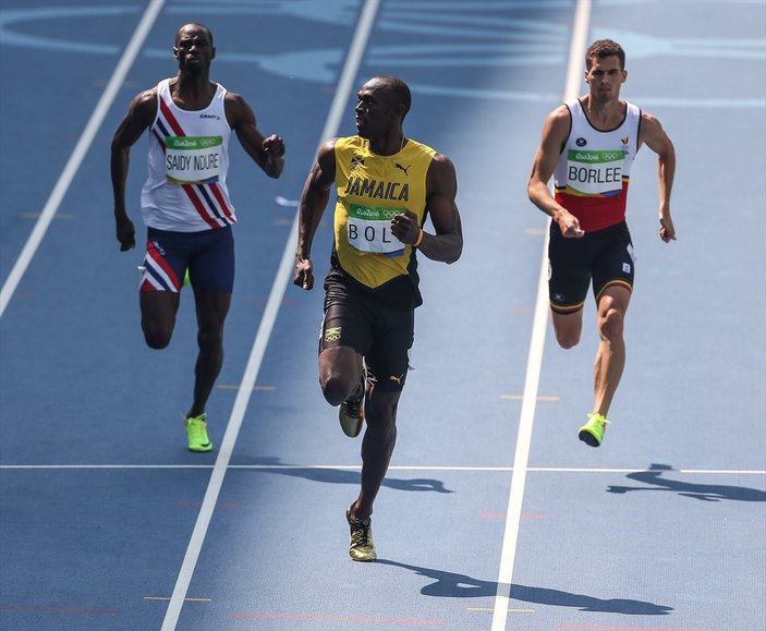Usain Bolt 200 metrede güle oynaya yarı finalde - İZLE
