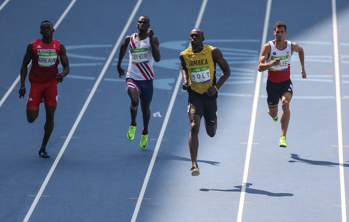 Usain Bolt 200 metrede güle oynaya yarı finalde - İZLE