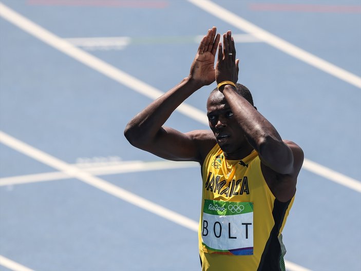 Usain Bolt 200 metrede güle oynaya yarı finalde - İZLE