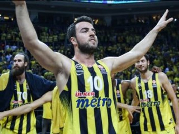 Fenerbahçe kaptanının sözleşmesini 3 yıl daha uzattı