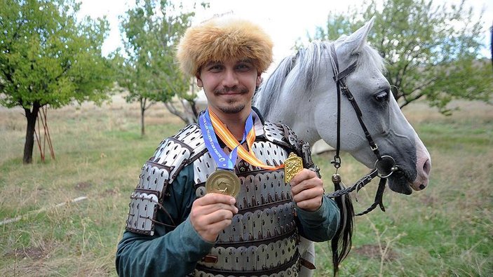 Alperen Alkan atlı okuçulukta dünya şampiyonu