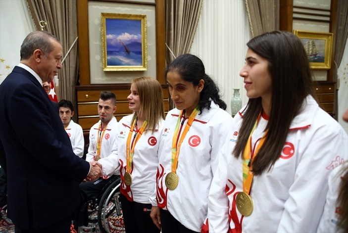 Erdoğan Rio'da madalya alan sporcuları kabul etti