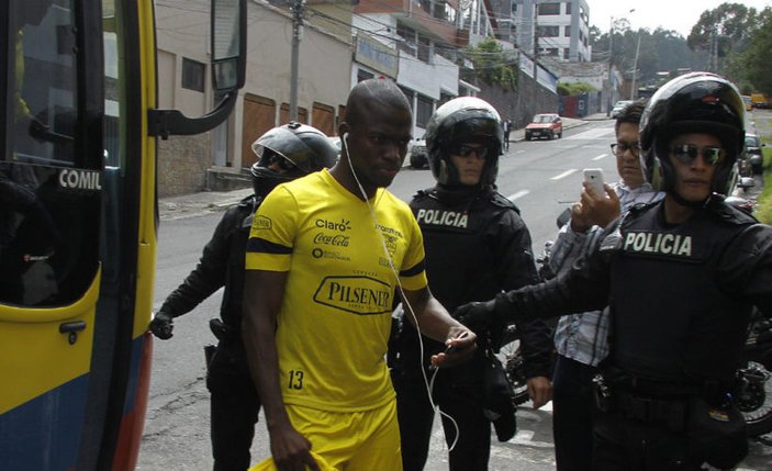 Valencia maçta polisten kaçmak için numara yaptı - İZLE