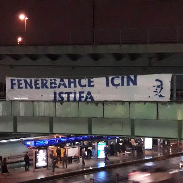Fenerbahçeli taraftarlardan istifa pankartı