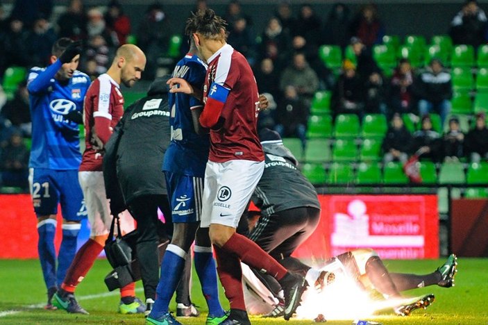 Metz-Olympique Lyon maçında patlayıcı madde paniği