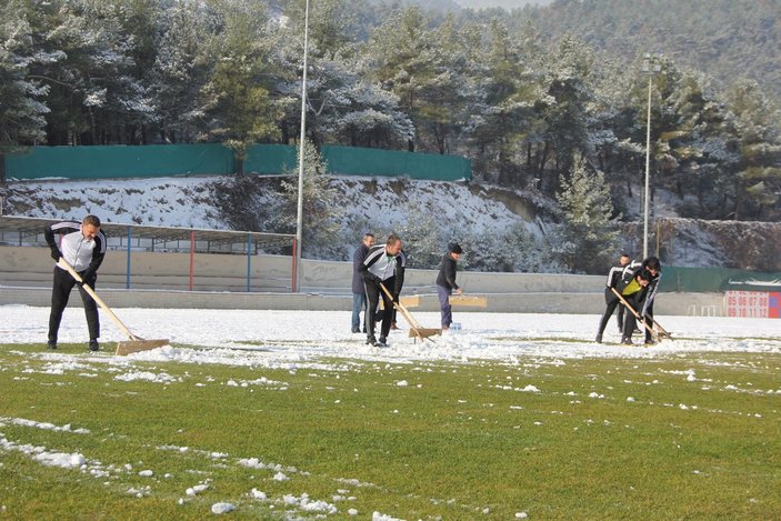 Karabükspor'un hocası kar temizledi