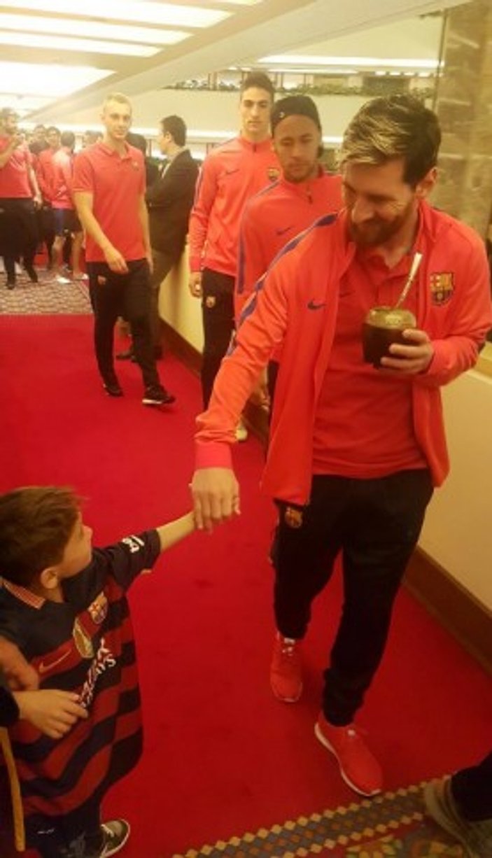 Messi Afgan çocukla buluştu