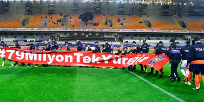 Başakşehirli futbolcular maça polis üniformasıyla çıktı