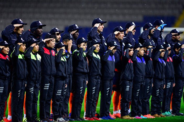 Başakşehirli futbolcular maça polis üniformasıyla çıktı