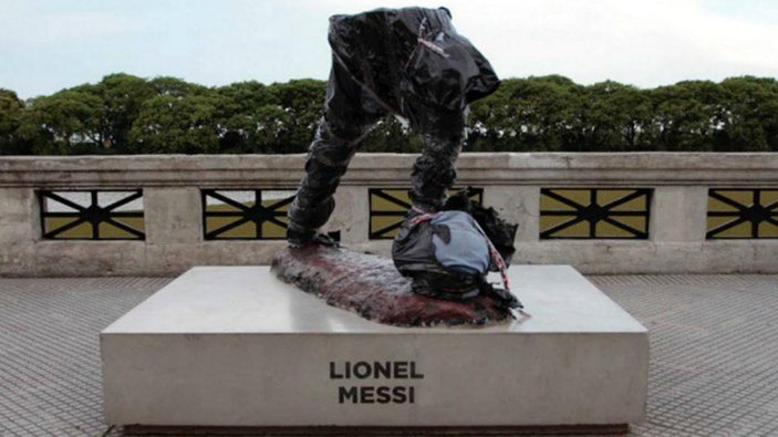 Messi'nin heykelini yıktılar