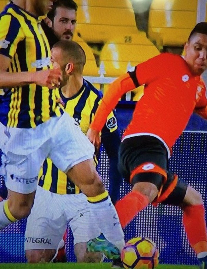 Fenerbahçelileri çıldırtan penaltı pozisyonu