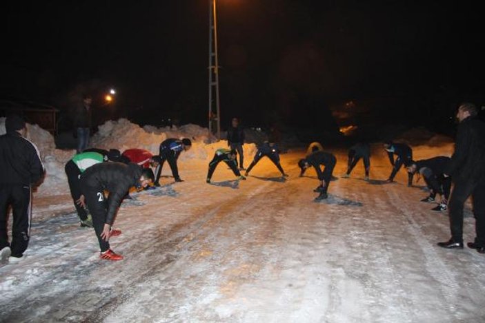 Yıldırımsporlu futbolcular -25 derecede antrenman yapıyor