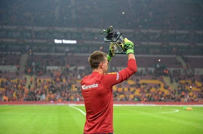 Muslera rekoru egale etti ödülünü Simoviç'ten aldı