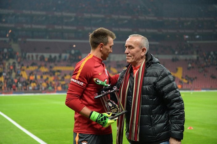 Muslera rekoru egale etti ödülünü Simoviç'ten aldı