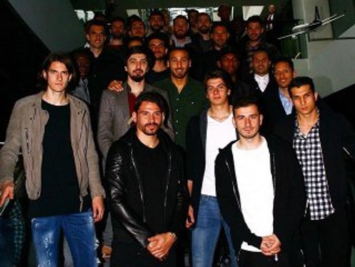 Beşiktaşlı futbolcular kulüp müzesini gezdi