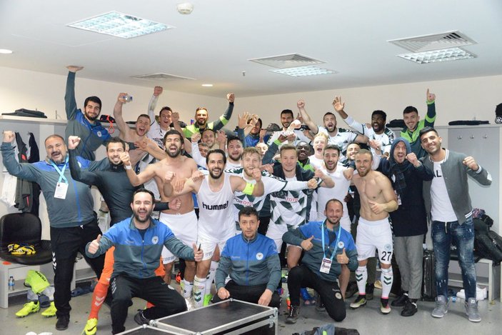 Konyasporlu futbolculardan Kadıköy'de galibiyet pozu