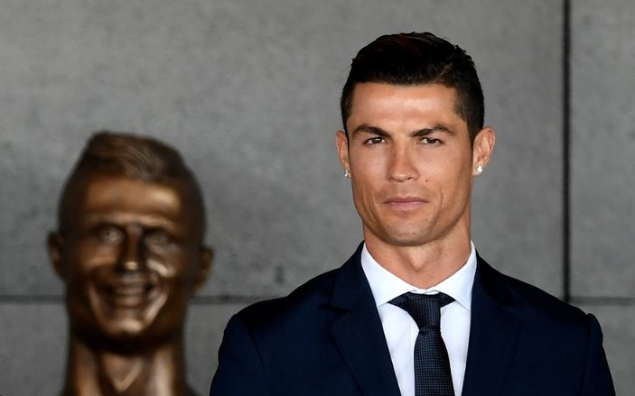 Ronaldo kendisine benzemeyen büstünü görünce şaşırdı