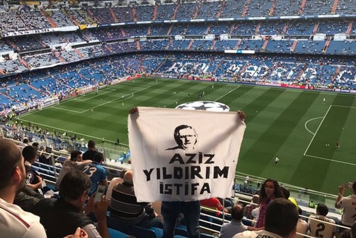 Madrid'de Aziz Yıldırım istifa pankartı