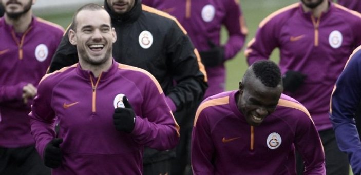 Sneijder'den Bruma'ya: F.Bahçe'yi sen yıkacaksın