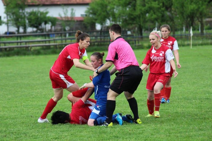 Kadın futbolcu rakibini yere yatırıp yumrukladı