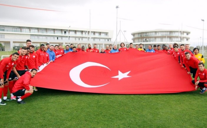Antalyaspor antrenmana Türk bayrağıyla çıktı