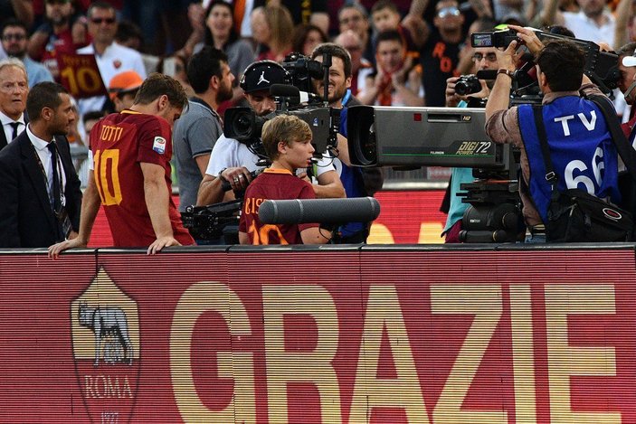 Totti gözyaşları içinde Roma'ya veda etti