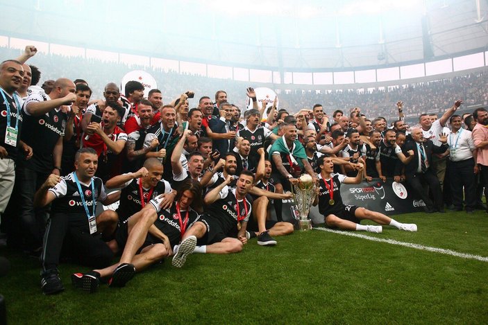 Şampiyon Beşiktaş kupasını aldı