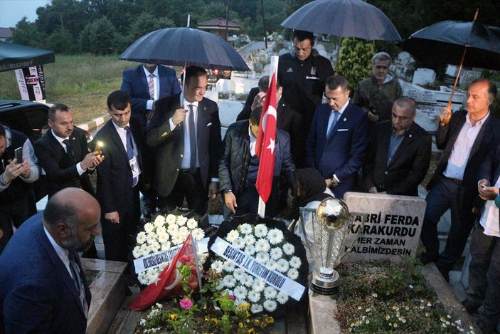 Şampiyonluk kupasını şehidin mezarına götürdüler