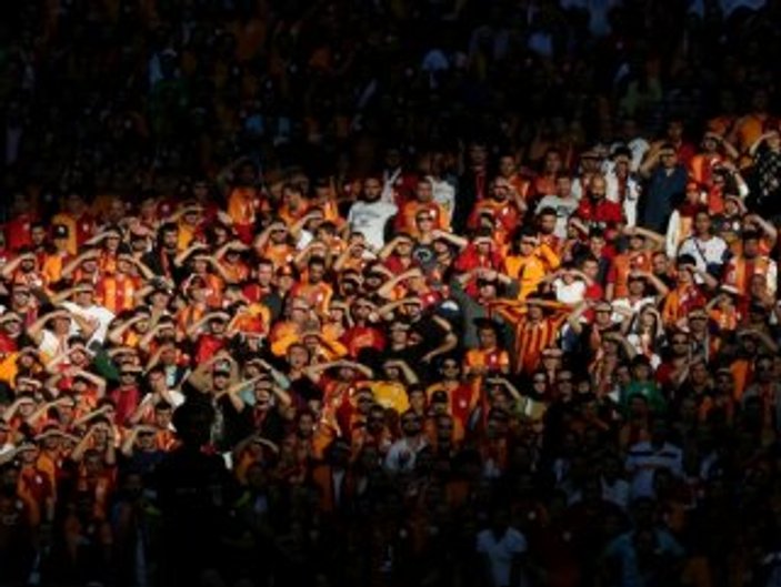 Galatasaray taraftarı kombinelere hücum etti