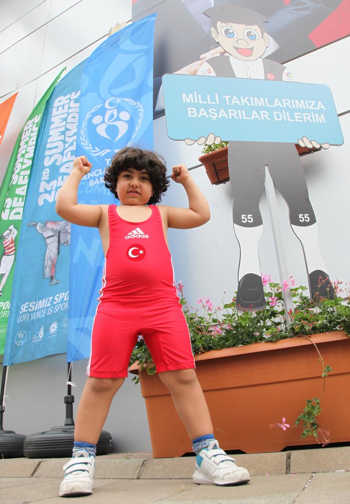 Sporcular ve antrenörler Olimpiyat Köyü'nde