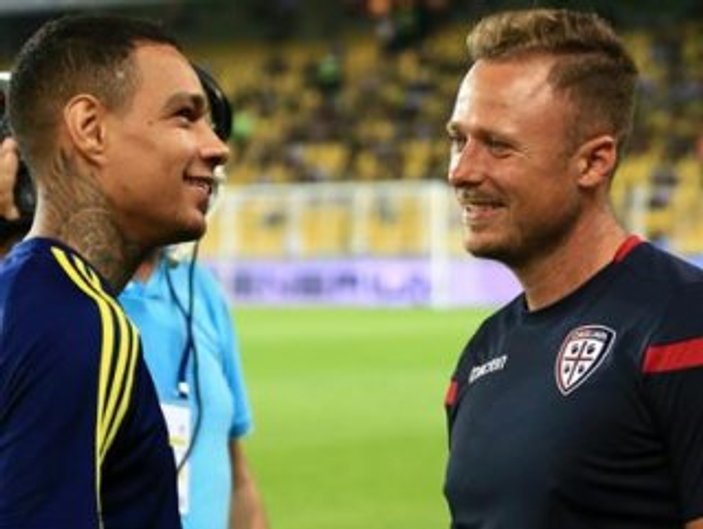 Cagliari Van der Wiel'e talip