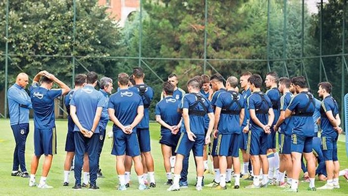 Aykut Kocaman'dan futbolculara Vardar uyarısı