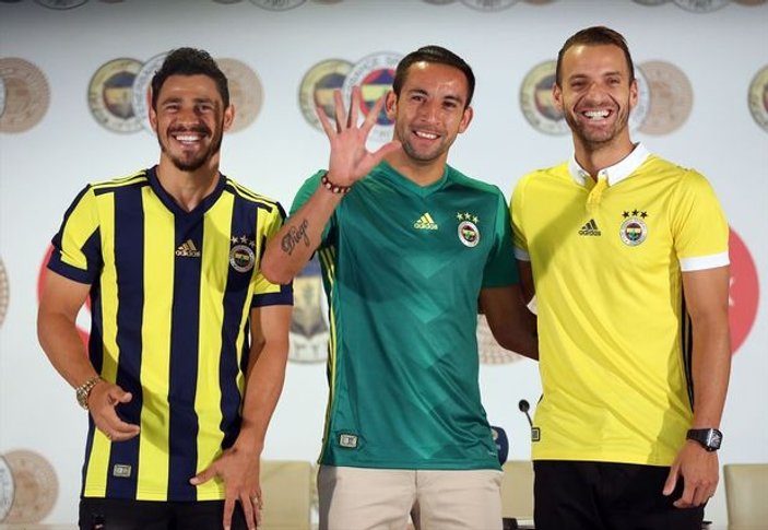 Fenerbahçe'nin yeni transferleri imzaladı