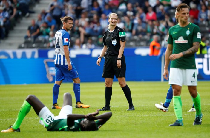 Bundesliga'da ilk kez kadın hakem maç yönetti