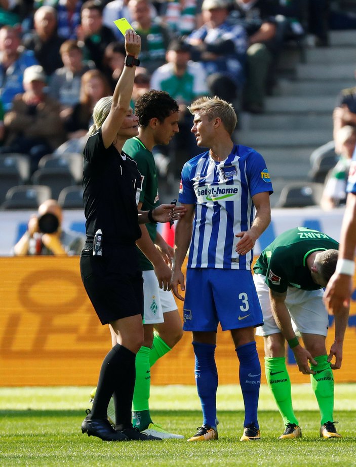 Bundesliga'da ilk kez kadın hakem maç yönetti