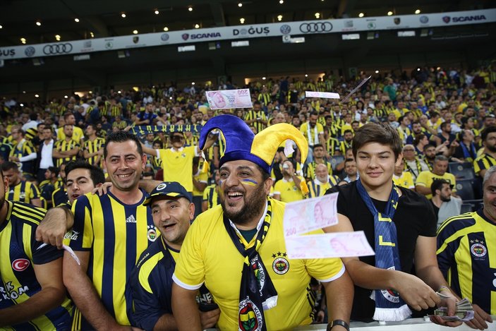 Fenerbahçe taraftarları Caner'e dolar attı