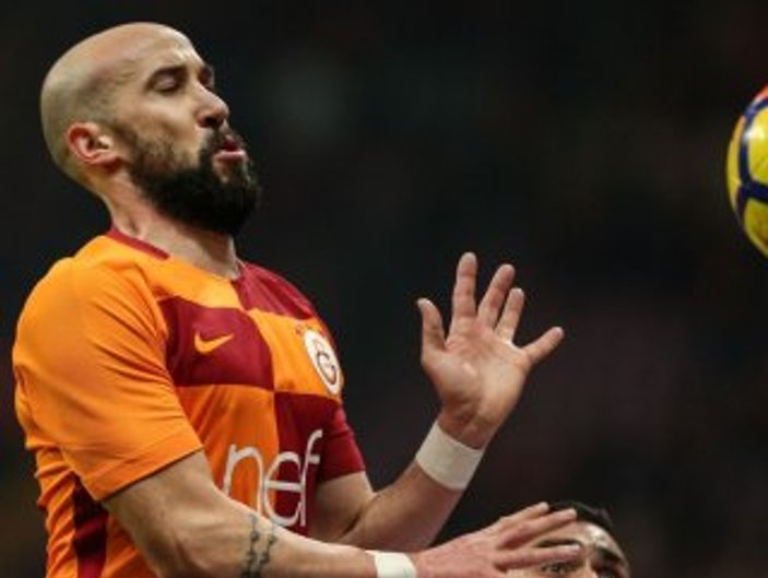 Galatasaray taraftarı Latovlevici'yi ıslıkladı