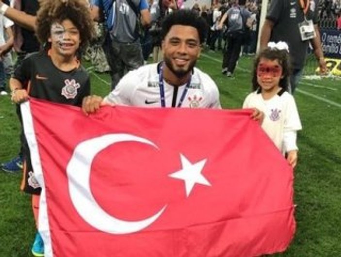 Colin Kazım Türkiye bayrağıyla poz verdi