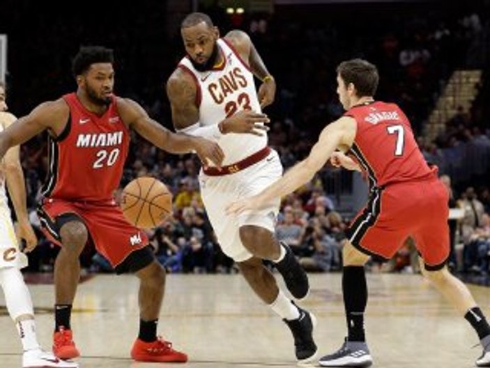 LeBron 1082 maçlık kariyerinde ilk kez oyundan atıldı